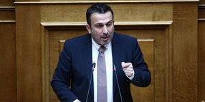 Στεφανος Παραστατίδης στη βουλη