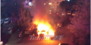 Από τη στιγμή που τα πέντε αυτοκίνητα φλέγονται