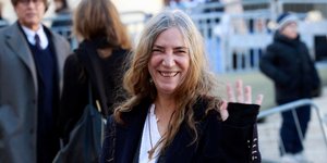 H Πάτι Σμιθ χαμογελάει και χαιρετάει