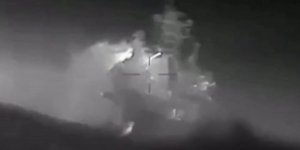 Στις φλόγες το ρωσικό αποβατικό πολεμικό πλοίο στη Μαύρη Θάλασσα