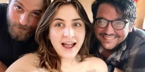 Ένα πολυγαμικό τρίο που μοιράζεται τα έξοδα του σπιτιού