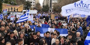 Πολίτες στο Σύνταγμα κατά το νομοσχεδίου για τα ομόφυλα ζευγάρια