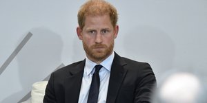 Ο πρίγκιπας Χάρι με σοβαρό ύφος