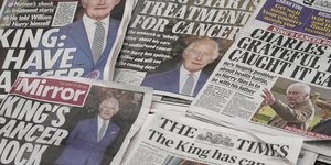 Πρωτοσέλιδοι τίτλοι εφημερίδων για βασιλιά Κάρολο