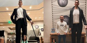 Πόζαραν από κοινού ο ψηλότερος άνδρας με την πιο μικρόσωμη γυναίκα στον κόσμο 