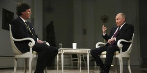 Ο Ρώσος πρόεδρος Βλαντίμιρ Πούτιν σε στιγμιότυπο της συνέντευξής του στον Τάκερ Κάρλσον