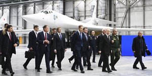 Ο πρόεδρος της Ρωσίας Πούτιν σε εργοστάσιο κατασκευής πολεμικών αεροσκαφών στο Καζάν