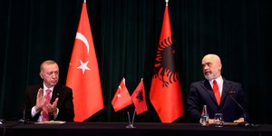 Ράμα και Ερντογάν μπροστά από τις σημαίες των κρατών τους