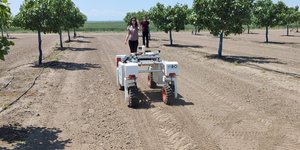 Όταν τα ρομπότ «γνωρίζουν» ότι ο εργάτης γης έχει κουραστεί και σπεύδουν να ...βάλουν ένα χεράκι