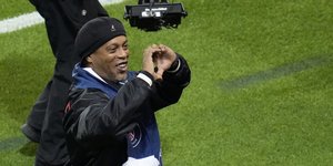 Ο παλαίμαχος μάγος της μπάλας Ροναλντίνιο 