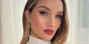 γυναίκα με γραμμή eyeliner