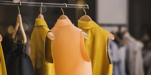 Ρούχα σε κρεμάστρα