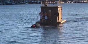 Ατομα σε πλεούμενη σάουνα σώζουν επιβάτες αυτοκινήτου στη Νορβηγία
