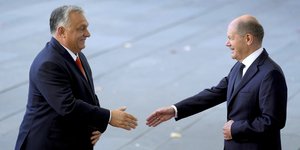 Χειραψία Ορμπαν και Σολτς