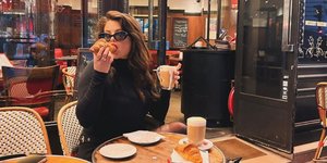 Η Σελένα Γκόμεζ στο Παρίσι τρώει κρουασάν