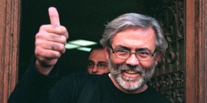 Ο Σλάβκο Τσουρούβια, δημοσιογράφος που δολοφονήθηκε στη Σερβία