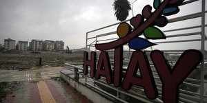 Ένα χρόνο μετά τον σεισμό της 6ης Φεβρουαρίου, οι επιζώντες πασχίζουν να ξαναχτίσουν τη ζωή τους