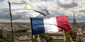 σημαιες ανεμιζουν στο παρισι 