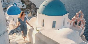 Η σόλο ταξιδιώτης Ρεμπέκα Τρίμπελορν στη Σαντορίνη
