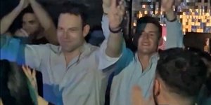 Στέφανος Κασσελάκης και Τάιλερ χορεύουν στο κλαμπ Sodade μετά την ψήφιση του νομοσχεδίου για τα ομόφυλα ζευγάρια