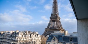 Πύργος Αϊφελ πίσω από στεγες 