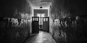 Η Εβραία Ρενέ Ρεβάχ φωτογραφίζει Αουσβιτς και Μπιρκενάου