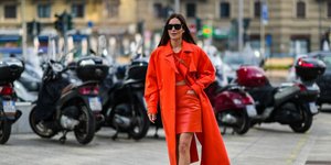 γυναίκα με κόκκινο μίνι φόρεμα