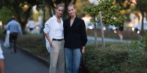 Δυο γυναίκες με κολιέ