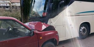 Σχολικό συγκρούστηκε με αγροτικό στα Καλάβρυτα