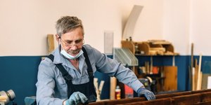 Συνταξιούχος εργάζεται