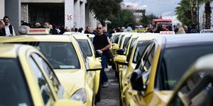 Συγκέντρωση και πορεία των οδηγών ταξί