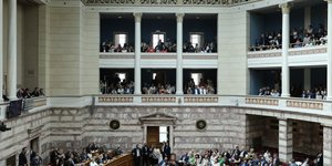 Βουλή: Επεισόδιο στα θεωρεία την ώρα που μιλούσε ο Αντώνης Σαμαράς -Παρενέβη η φρουρά για να πέσουν οι τόνοι