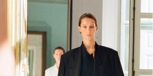 γυναίκα στο show του The Row