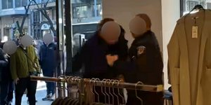 Θεσσαλονίκη: ένταση σε κατάστημα ρούχων, δυο άνδρες τσακώνονται, τα πρόσωπά τους είναι θολωμένα