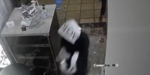 Βίντεο από τη ληστεία σε ζαχαροπλαστείο στη Θεσσαλονίκη