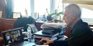 Ο ΓΙάννης Μώραλης σε τηλεδιάσκεψη