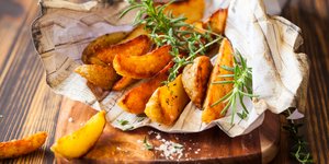 To μυστικό συστατικό που θα κάνει τις πατάτες φούρνου τραγανές απ' έξω και λουκούμι μέσα