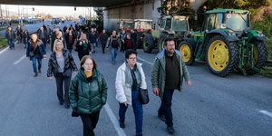 Συμβολικός αποκλεισμός από αγρότες