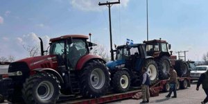 Αγρότες φόρτωσαν τα τρακτέρ τους σε πλατφόρμα