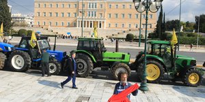 Στο Σύνταγμα οι αγρότες με τα τρακτέρ 
