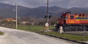 Τρένο σε διάβαση στη Ξάνθη