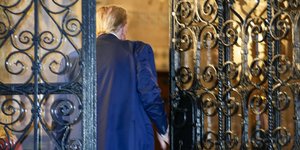 Ντόναλντ Τραμπ πλατη καγκελένια πορτα 