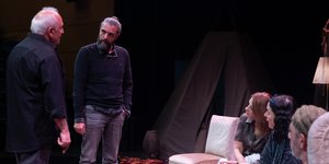 O Σωτήρης Τσαφούλιας με τους ηθοποιούς του 