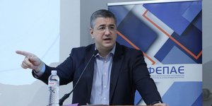 O Aπόστολος Τζιτζικώστας