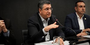 Απόστολος Τζιτζικώστας