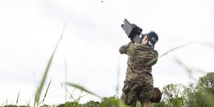 Ουκρανός στρατιώτης εξετάζει καναδικό drone