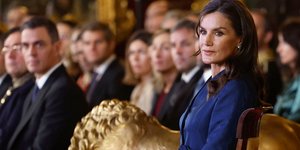 Η βασίλισσα Λετίθια της Ισπανίας κατά την υποδοχή των διπλωματών στο παλάτι Ζαρζουέλα