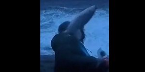 Σάλος με το «ιπτάμενο ψάρι» που χτύπησε ρεπόρτερ στην Νορβηγία