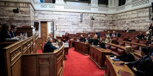 Ο Μαργαρίτης Σχοινάς με τα μέλη της επιτροπής ευρωπαϊκών υποθέσεων της Βουλής