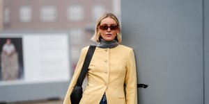 γυναίκα με σακάκι κλεψύδρα